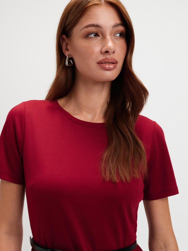 Czerwona sukienka o klasycznym fasonie 