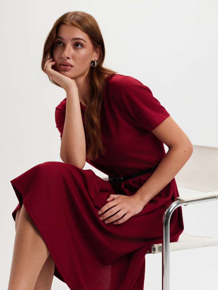 Czerwona sukienka o klasycznym fasonie 