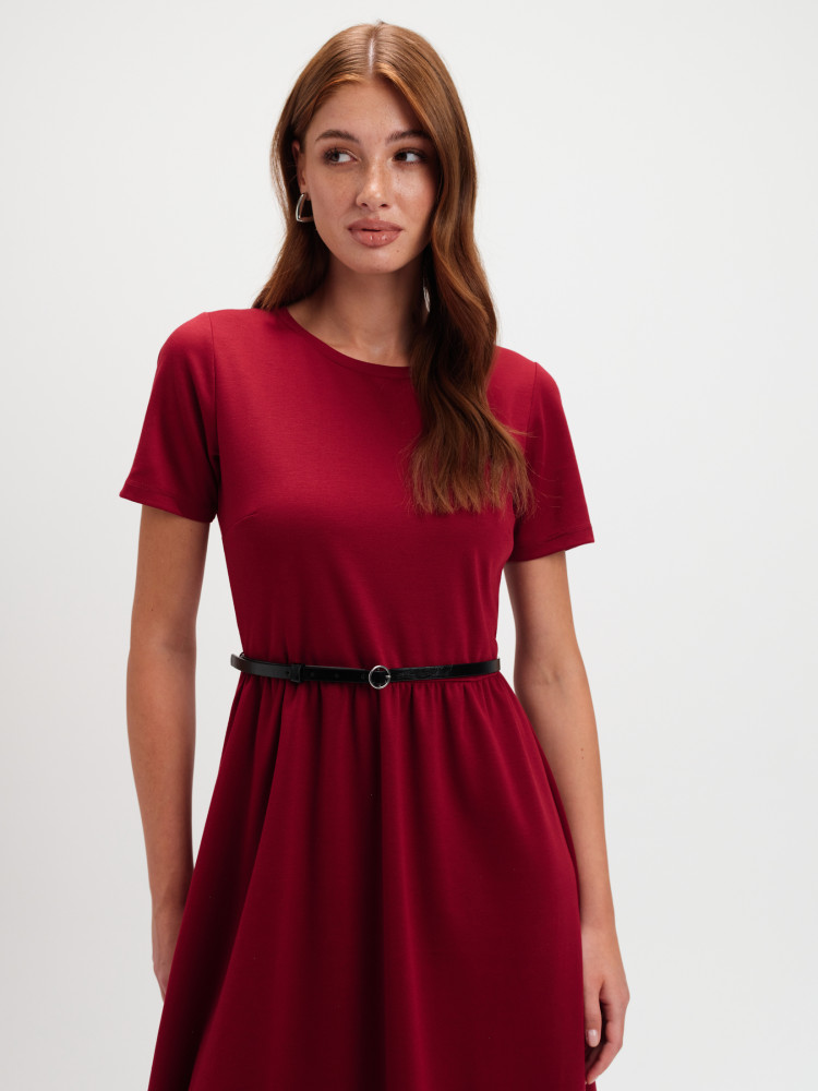 Czerwona sukienka o klasycznym fasonie 