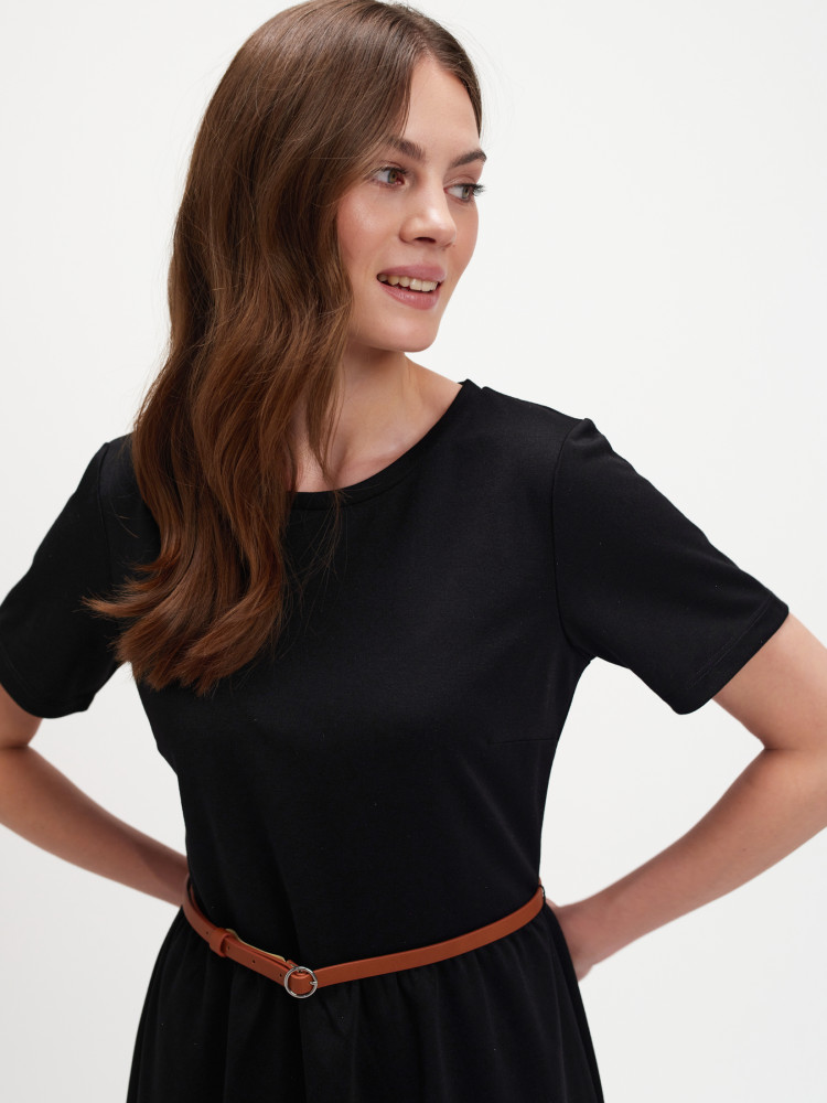 Czarna sukienka o klasycznym fasonie