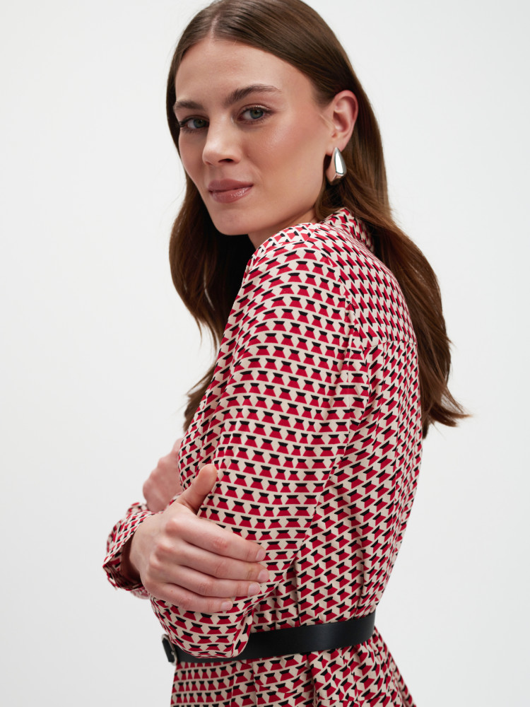 Elegancka sukienka z czerwonym wzorem 