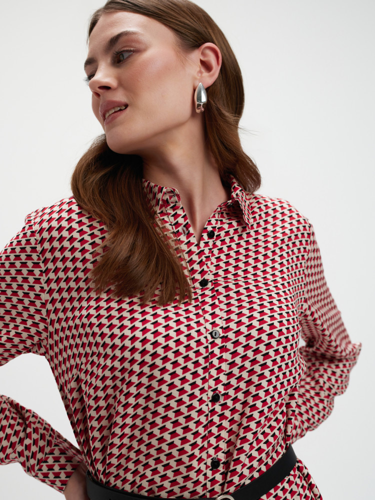 Elegancka sukienka z czerwonym wzorem 