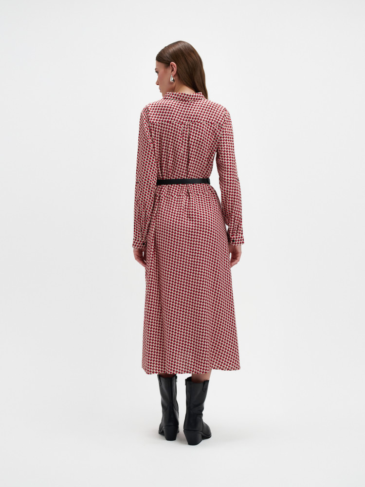 Elegancka sukienka z czerwonym wzorem 