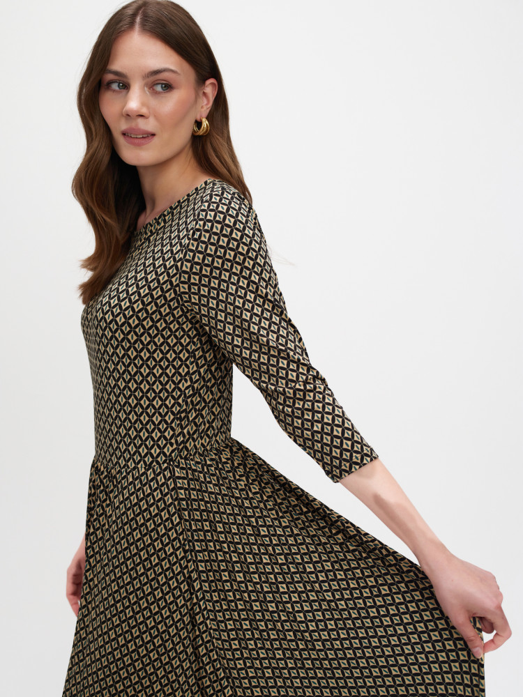 Długa sukienka z geometrycznym wzorem 