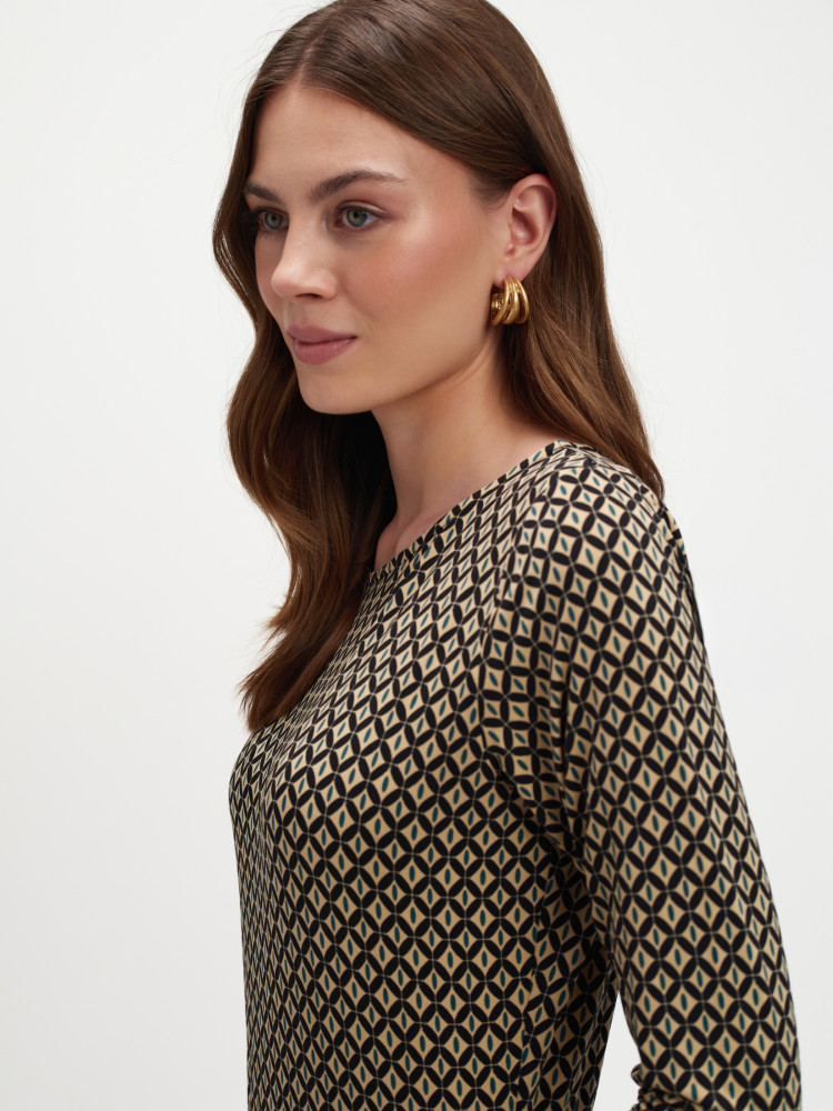 Długa sukienka z geometrycznym wzorem 