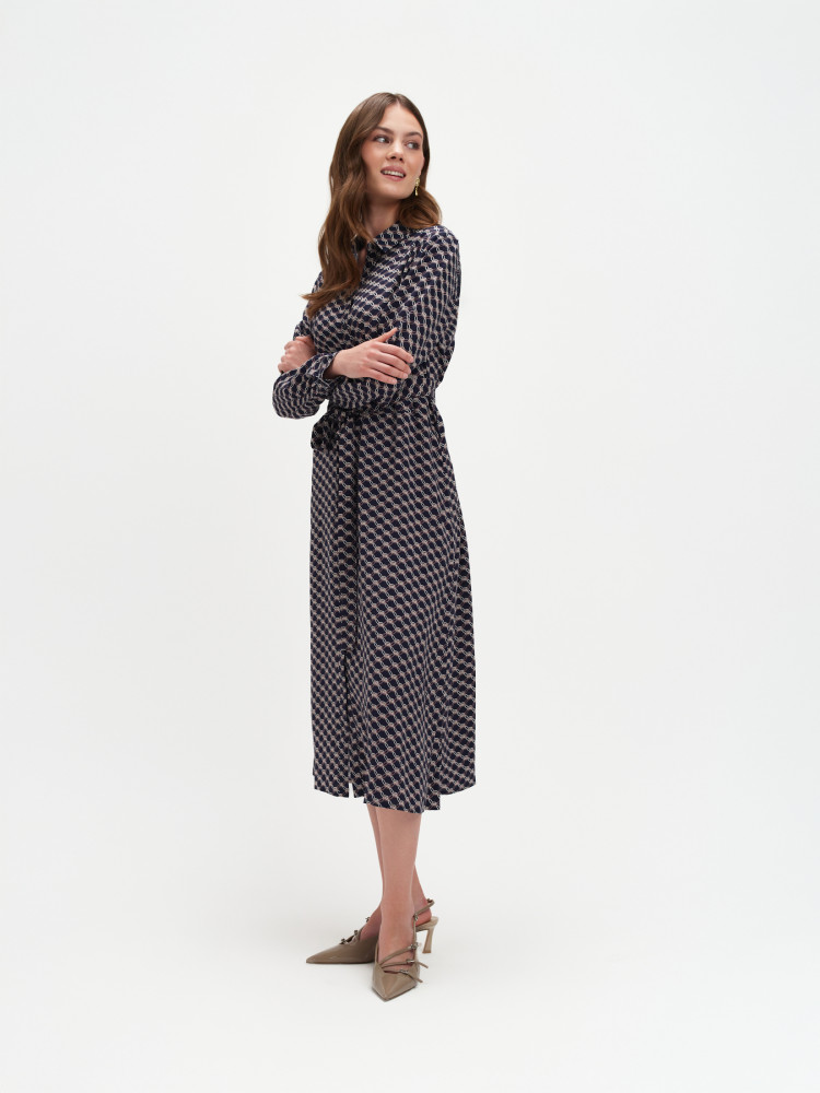 Wzorzysta sukienka z wiązaniem w talii 