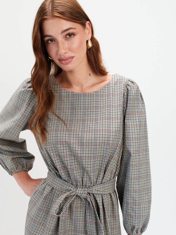 Sukienka w kratę z wiązaniem 