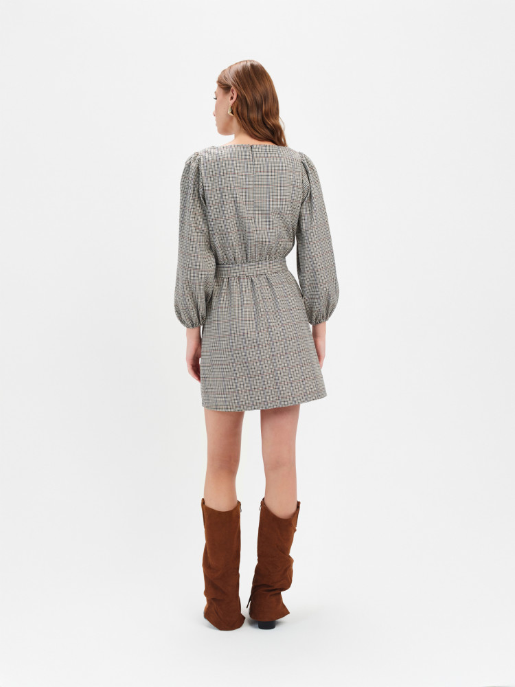 Sukienka w kratę z wiązaniem 