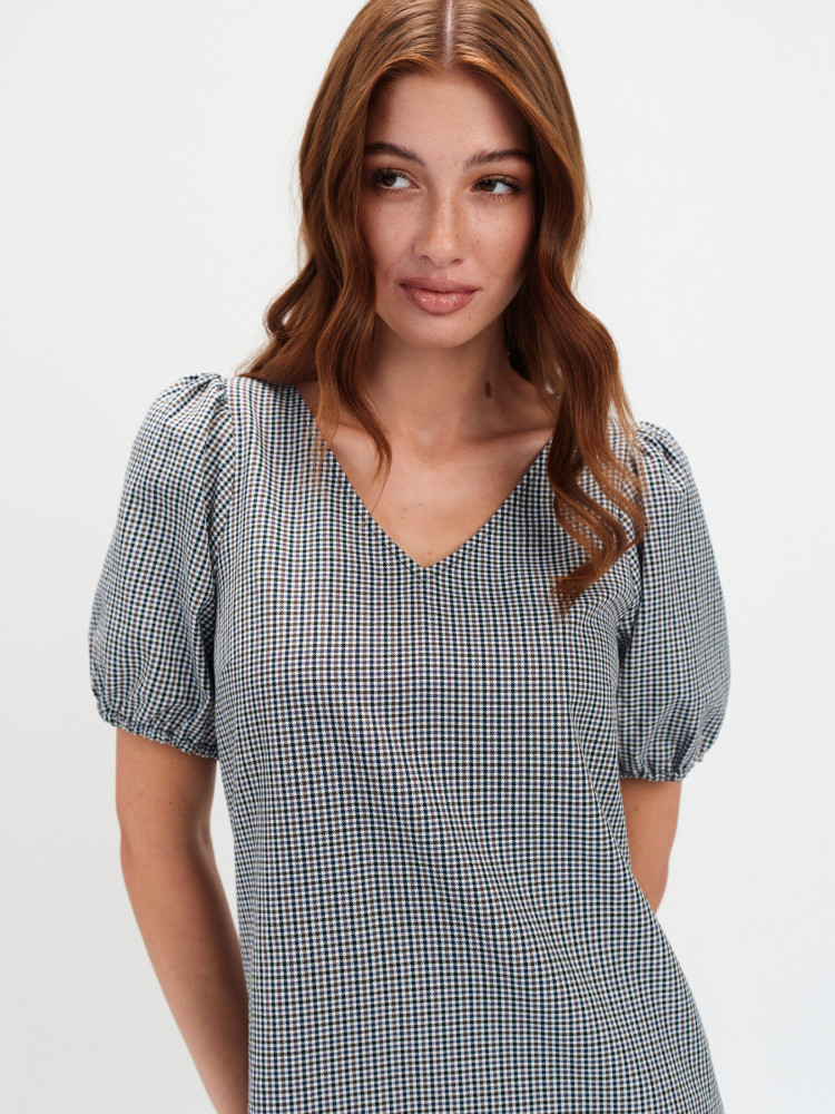 Sukienka w kratę o prostym kroju 