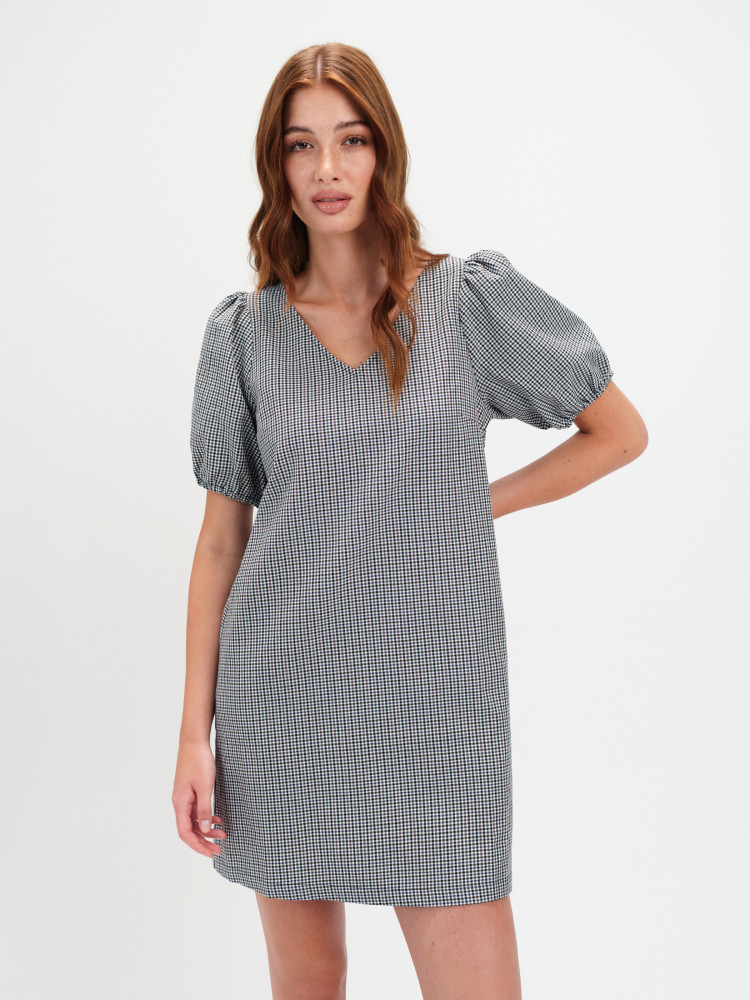 Sukienka w kratę o prostym kroju 