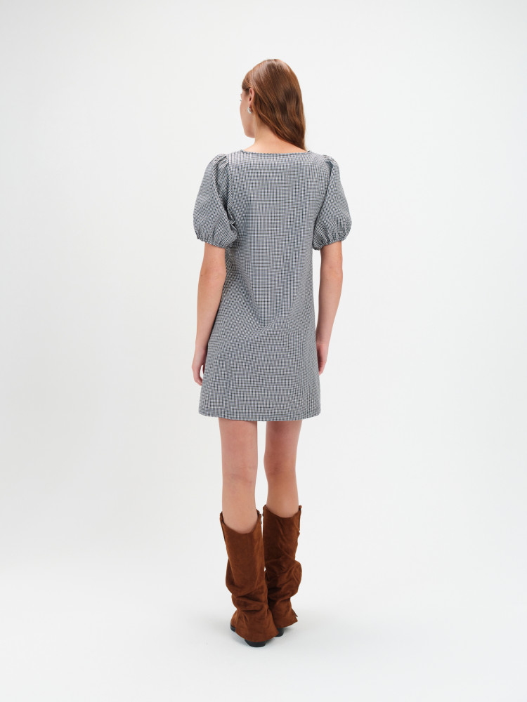 Sukienka w kratę o prostym kroju 