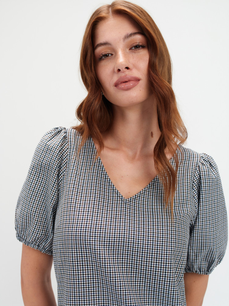 Sukienka w kratę o prostym kroju 