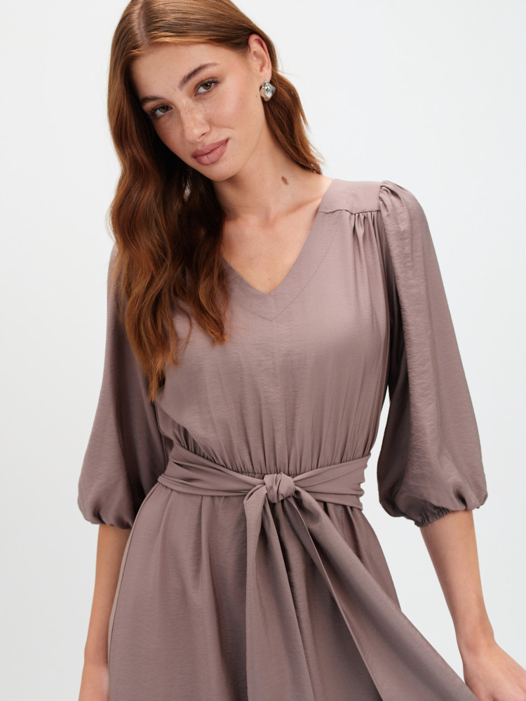 Elegancka sukienka z wiązaniem 