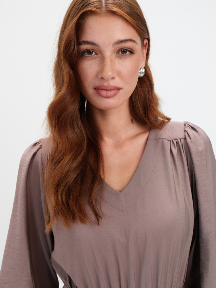 Elegancka sukienka z wiązaniem 