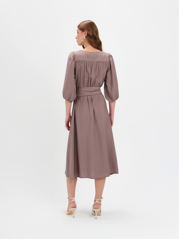 Elegancka sukienka z wiązaniem 