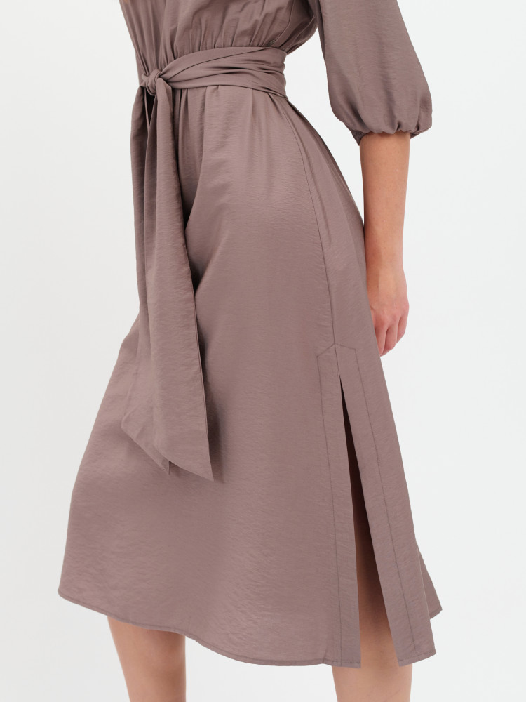 Elegancka sukienka z wiązaniem 