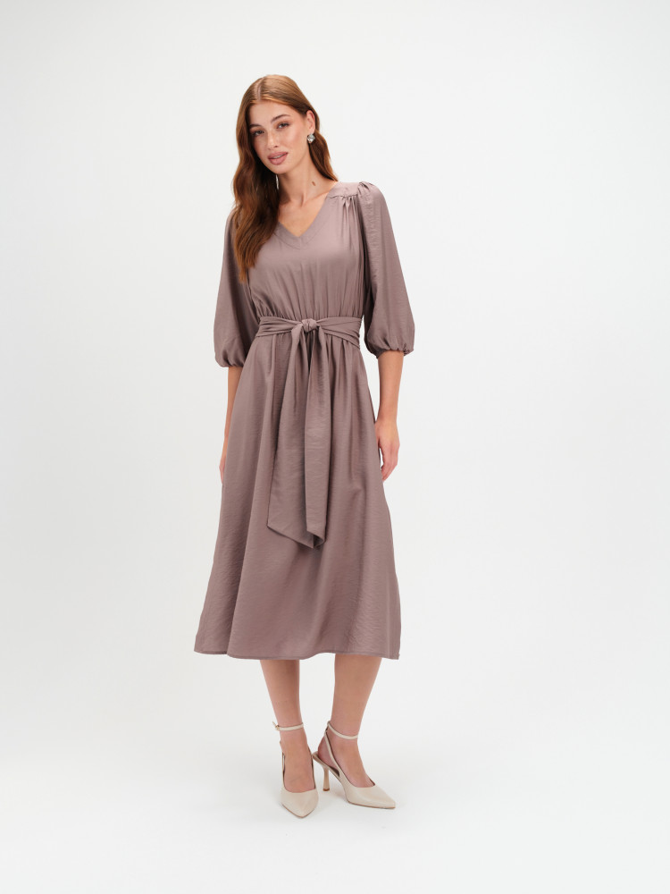 Elegancka sukienka z wiązaniem 