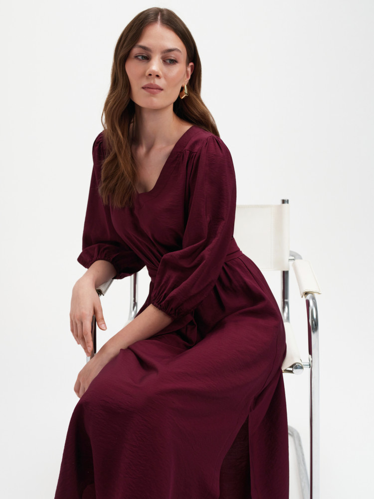 Burgundowa sukienka z wiązaniem 