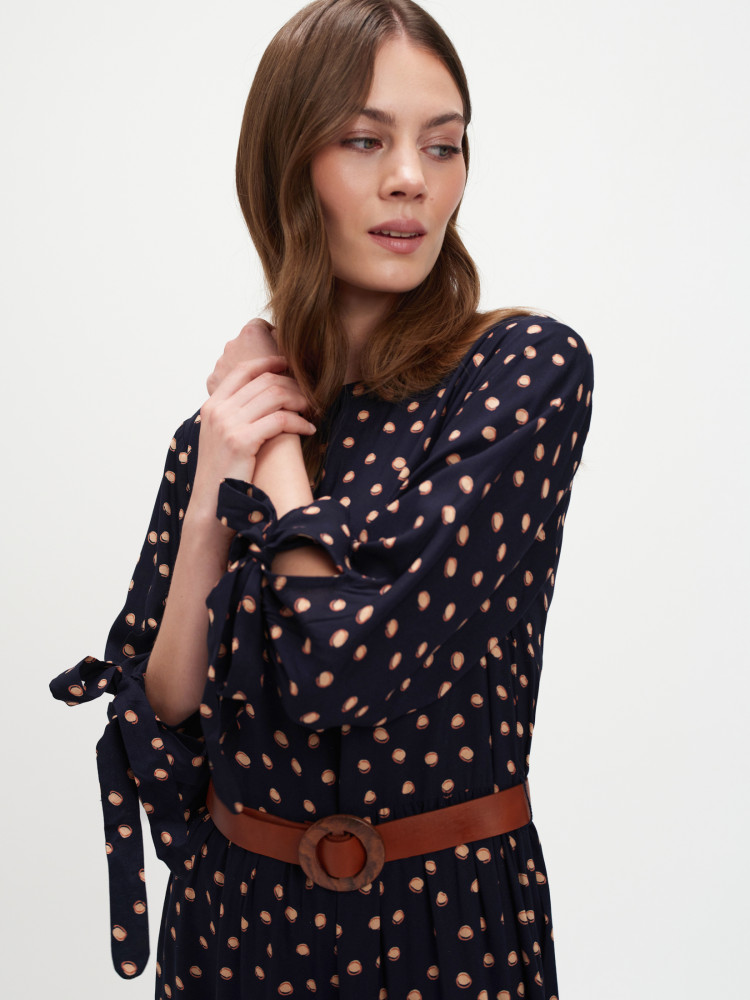 Długa sukienka w grochy z paskiem 