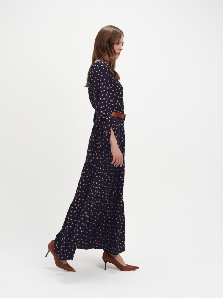 Długa sukienka w grochy z paskiem 