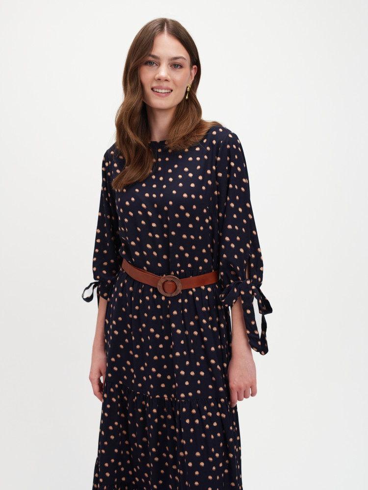 Długa sukienka w grochy z paskiem 