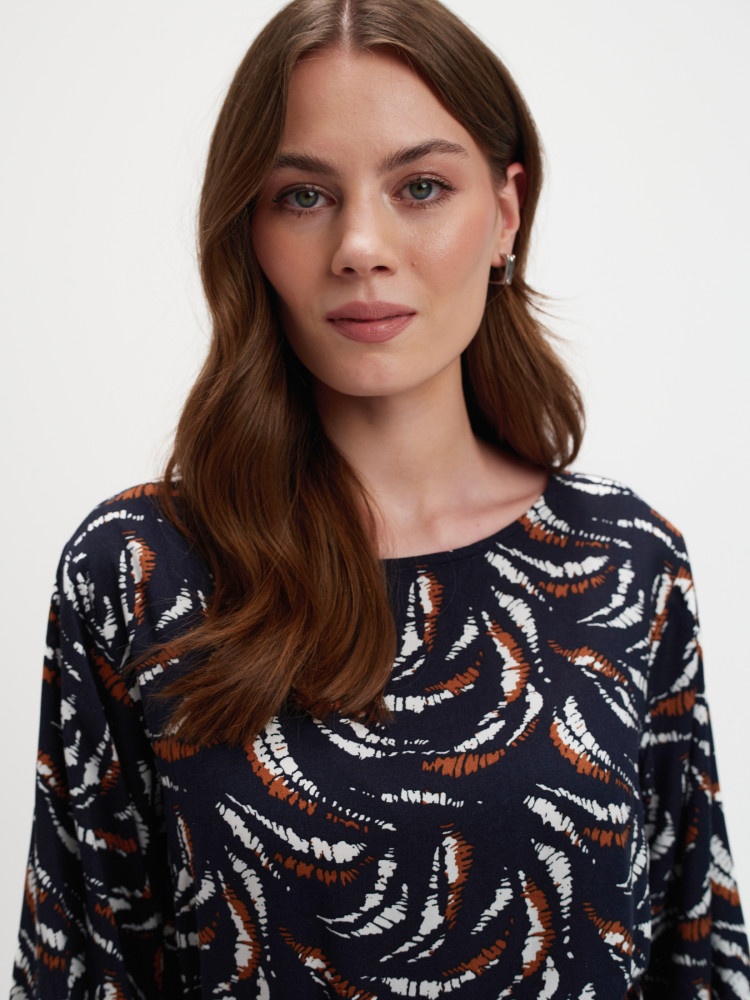 Długa sukienka z eleganckim wzorem 