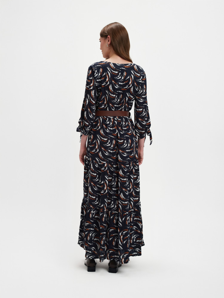 Długa sukienka z eleganckim wzorem 