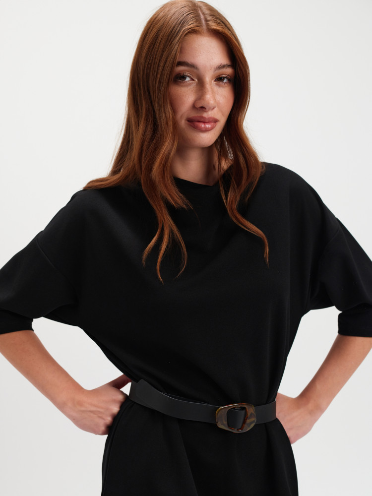 Elegancka dzianinowa sukienka z paskiem 