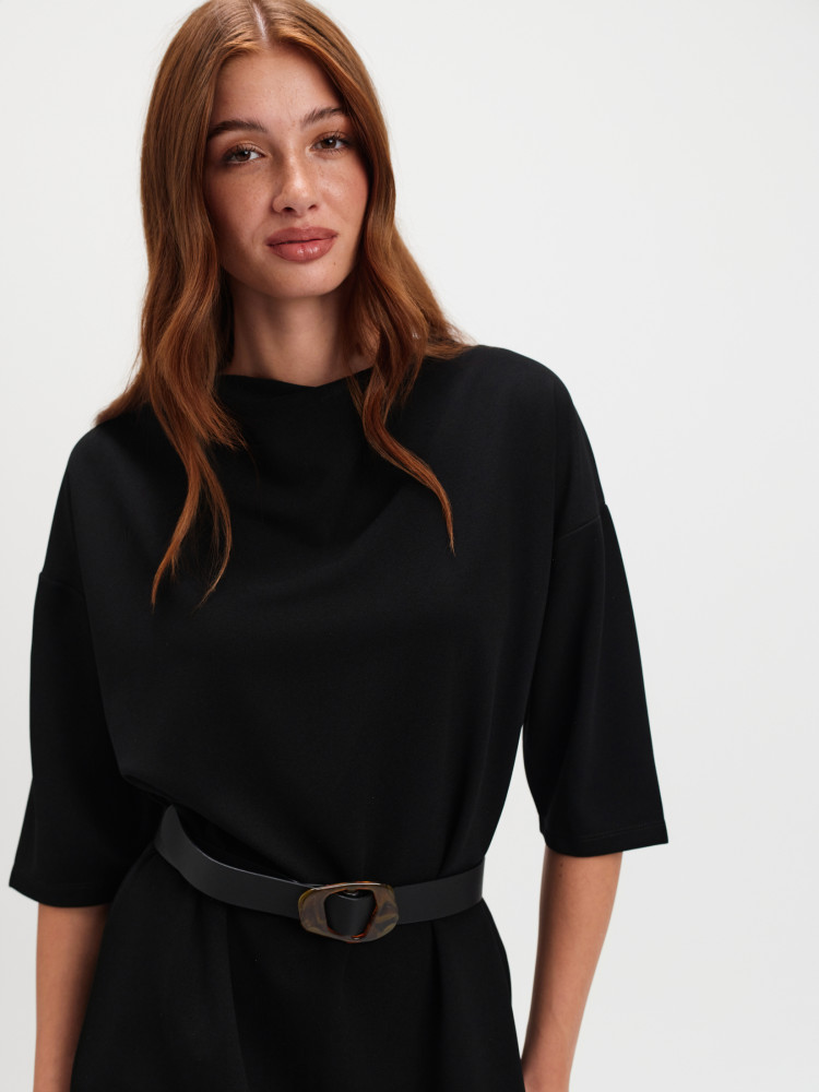 Elegancka dzianinowa sukienka z paskiem 