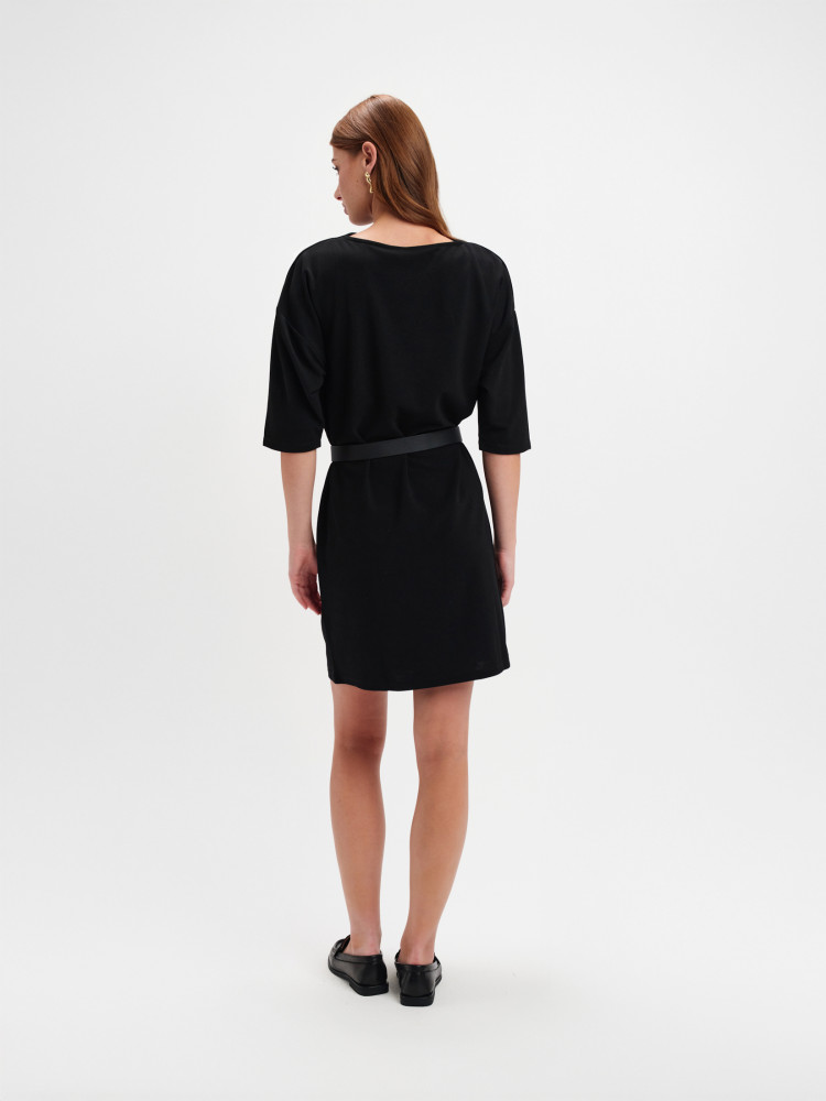 Elegancka dzianinowa sukienka z paskiem 