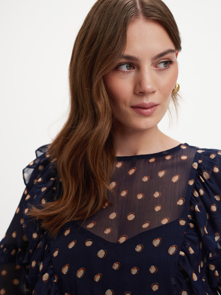 Czarna sukienka w grochy z paskiem 