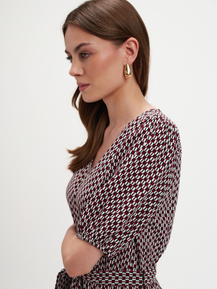 Sukienka w geometryczny wzór 