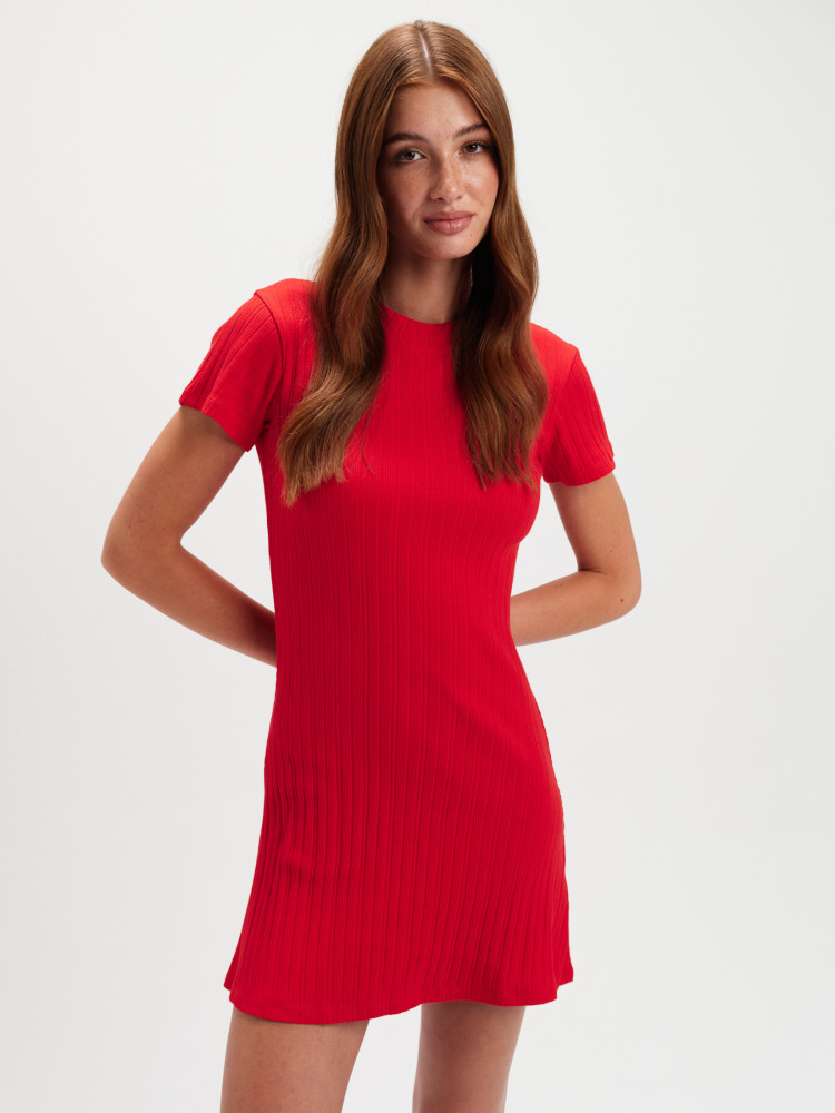 Czerwona sukienka dzianinowa 