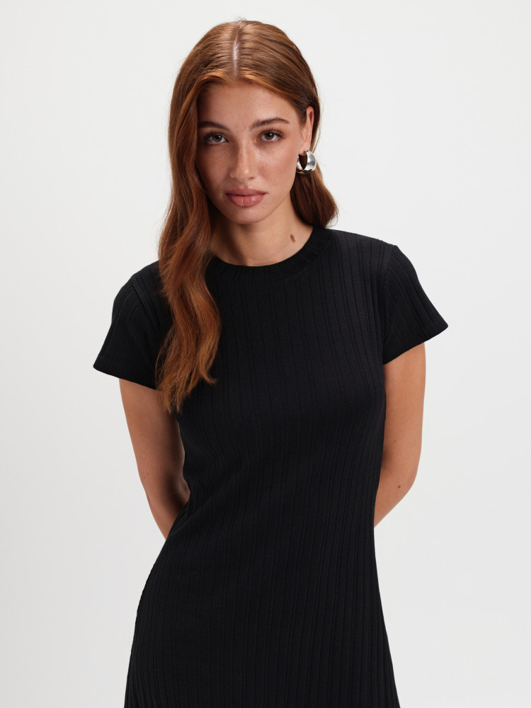 Czarna dzianinowa sukienka 