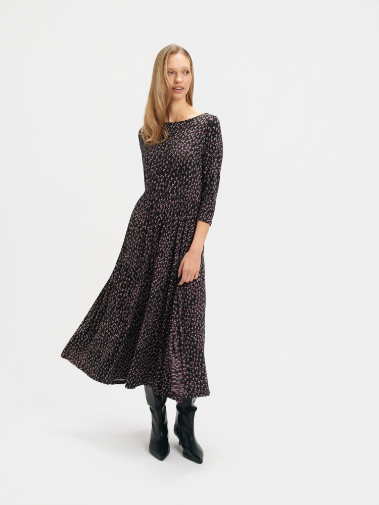 Zwiewna sukienka z plisowanym dołem 