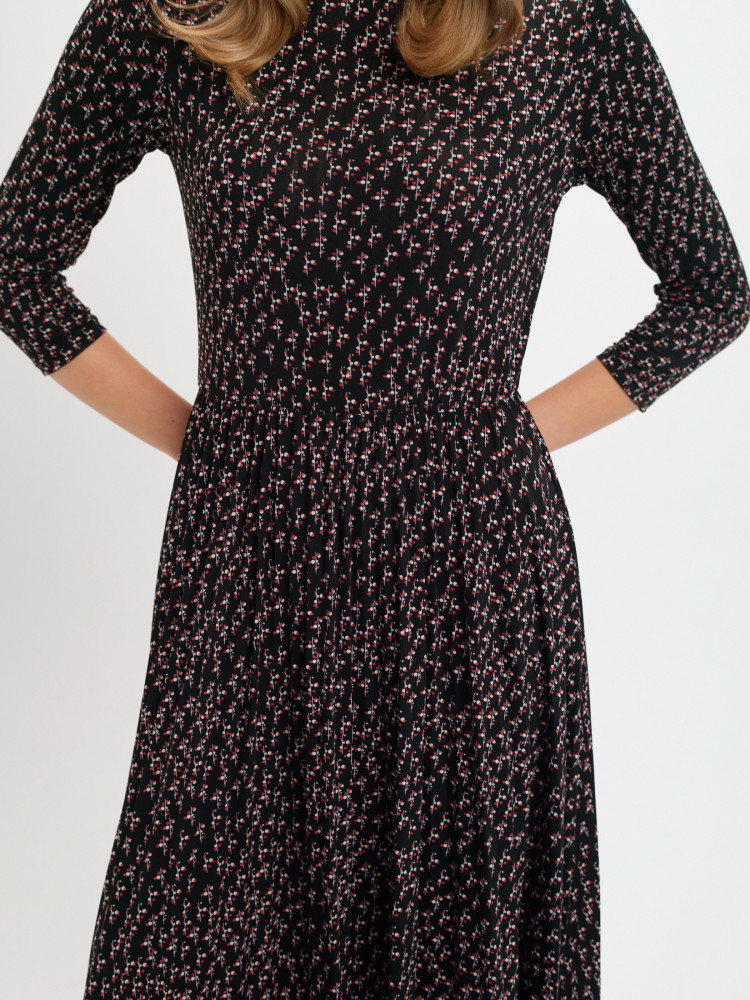 Zwiewna sukienka z plisowanym dołem 