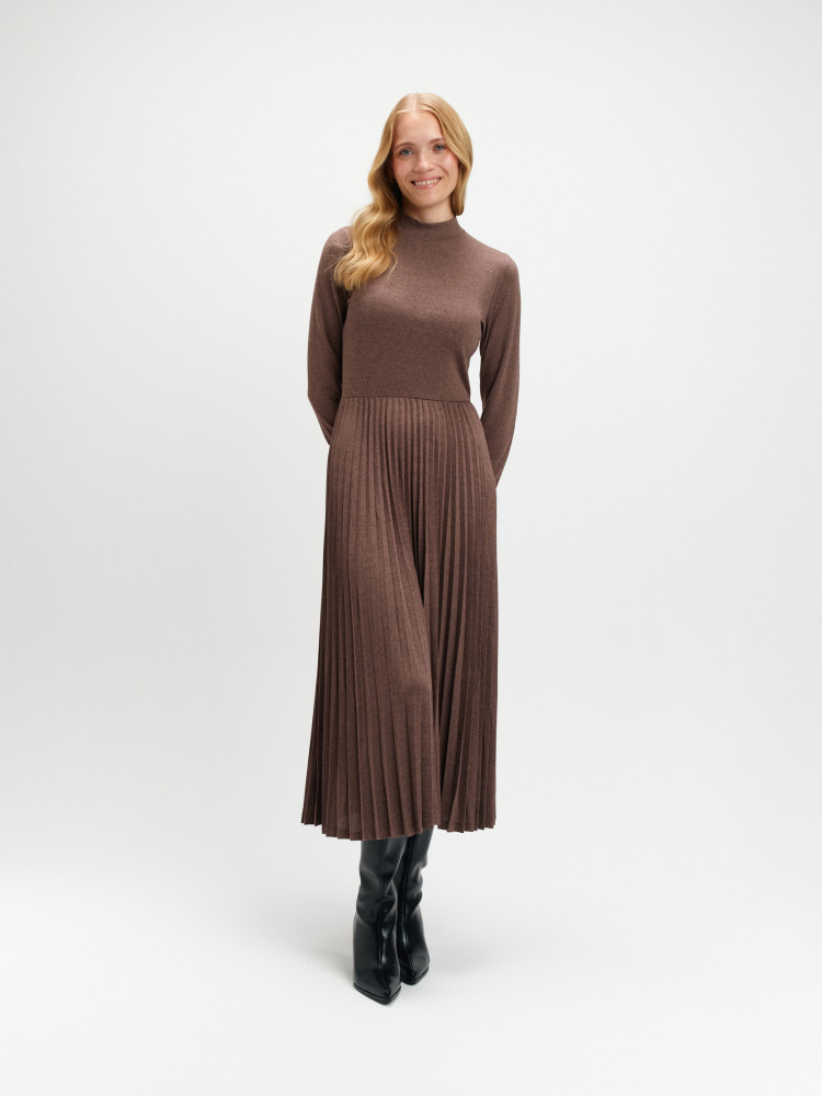 Brązowa sukienka z plisowanym dołem 