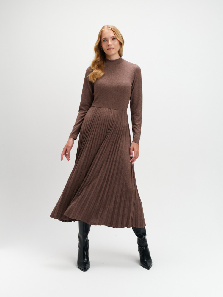 Brązowa sukienka z plisowanym dołem 