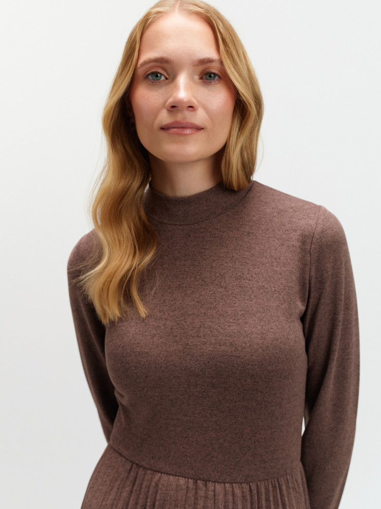 Brązowa sukienka z plisowanym dołem 