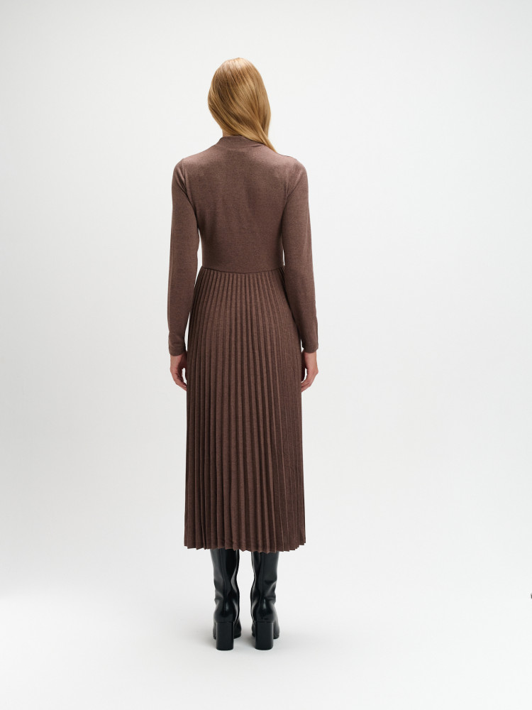 Brązowa sukienka z plisowanym dołem 