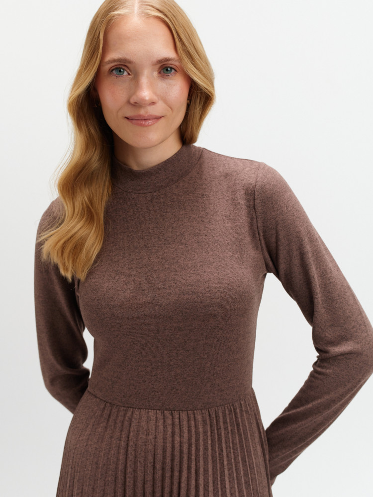 Brązowa sukienka z plisowanym dołem 