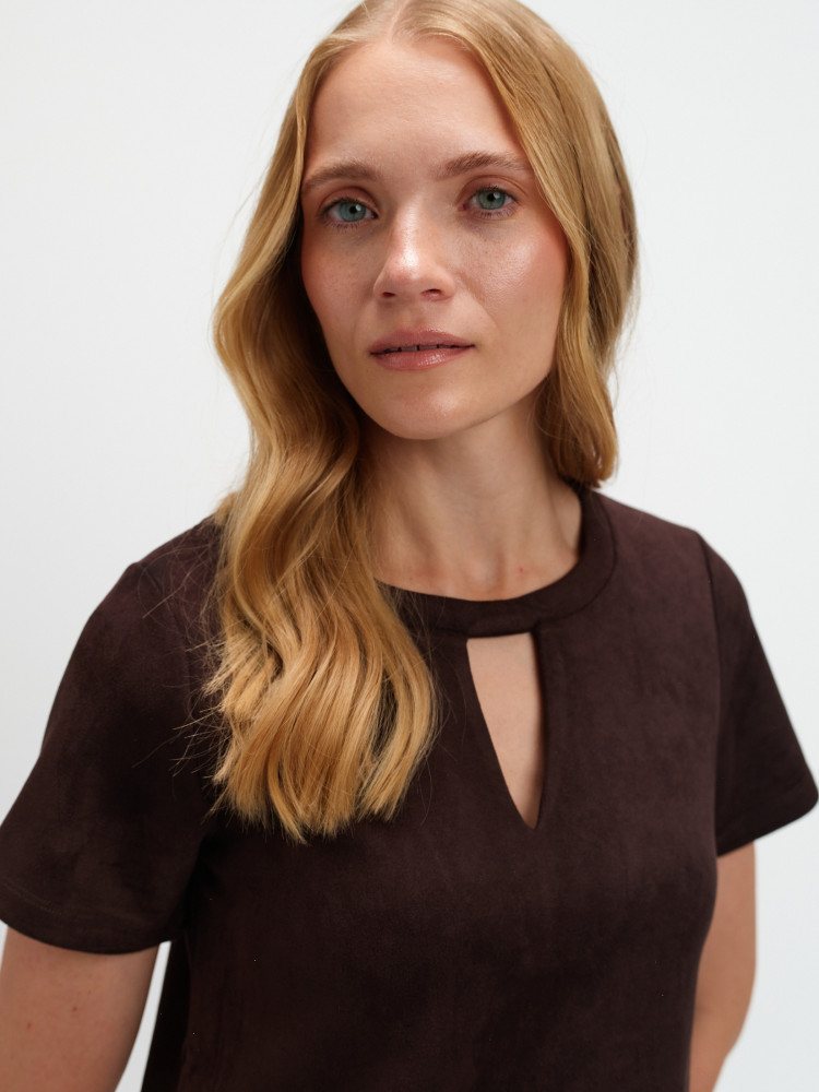 Sukienka w kolorze czekoladowego brązu z imitacji zamszu 