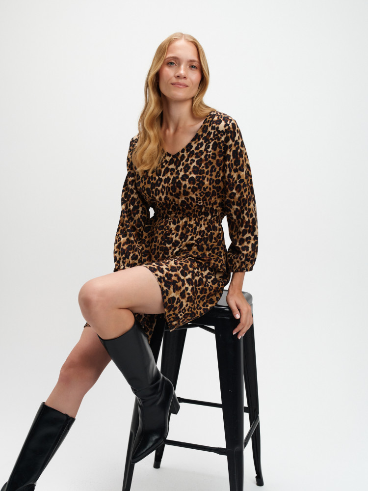 Krótka sukienka w zwierzęcy print 