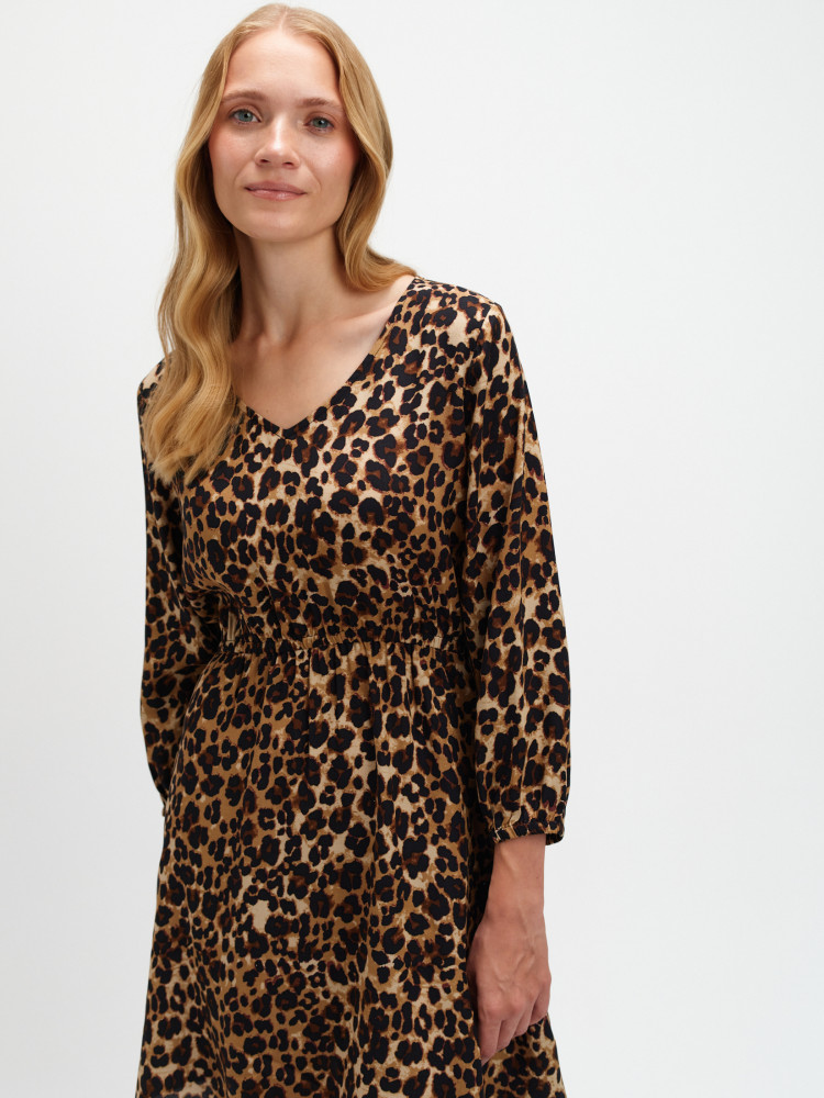 Krótka sukienka w zwierzęcy print 