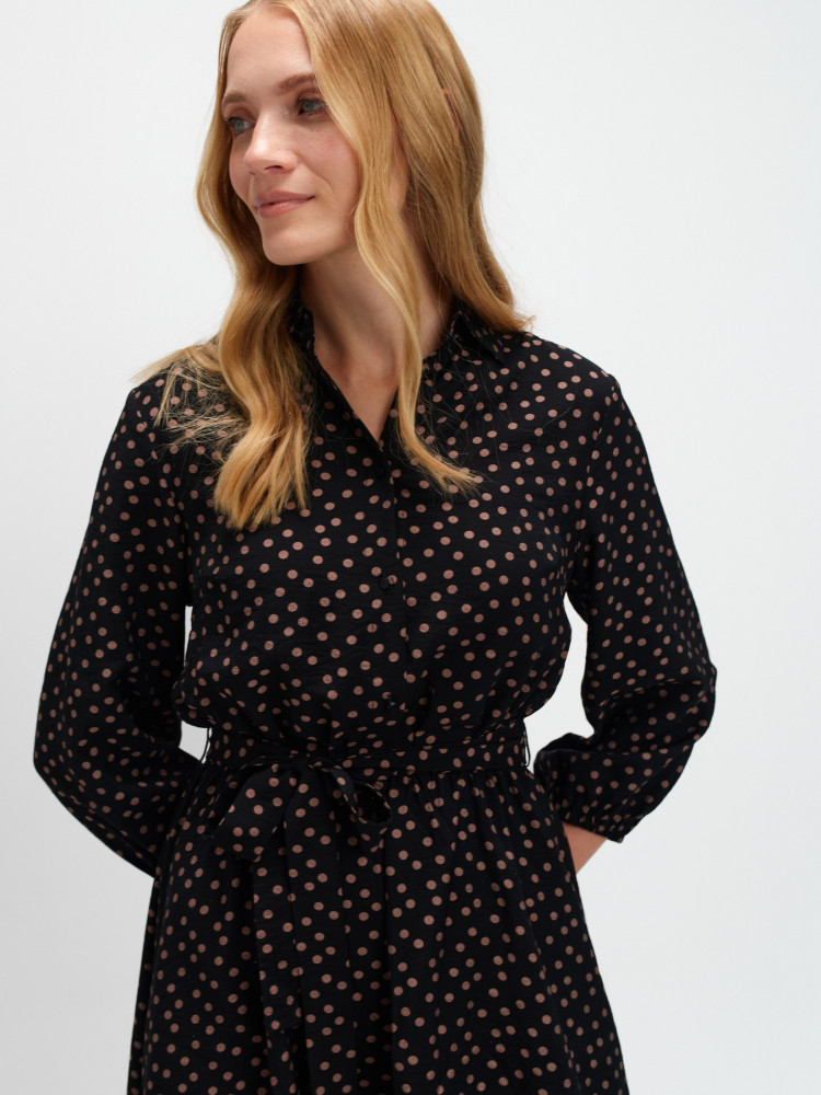 Zwiewna sukienka w groszki 