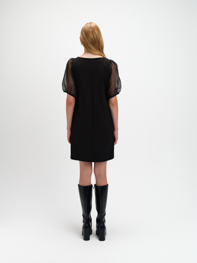 Czarna sukienka z efektownymi rękawami 