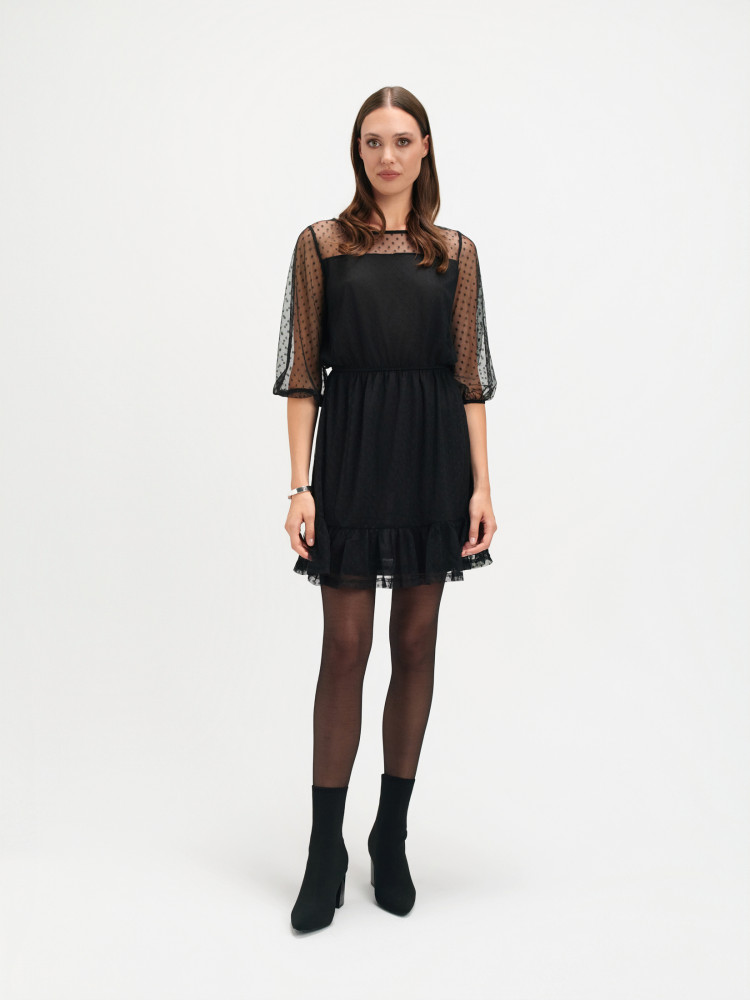 Czarna sukienka z ozdobnymi rękawami 
