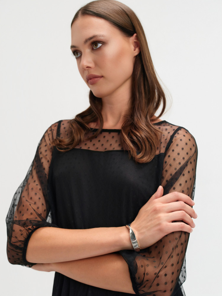 Czarna sukienka z ozdobnymi rękawami 