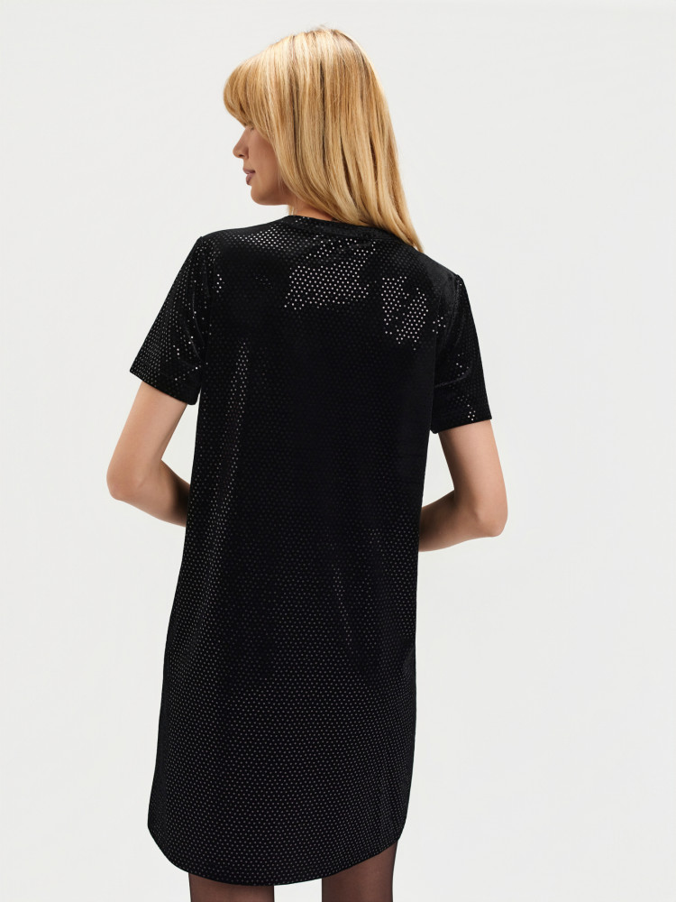 Elegancka sukienka z błyszczącej tkaniny 