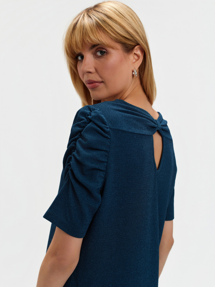 Turkusowa sukienka z efektownymi plecami 